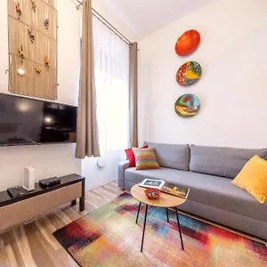 Simona - Lovely In The Downtown . Apartamento